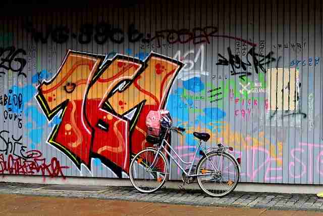 顶流塌房：黑料网疑涉隐私侵权，数万网友围观